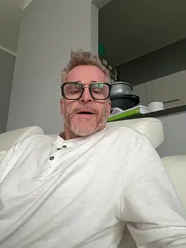 Axl hot online show from March 22, 4:32 pm