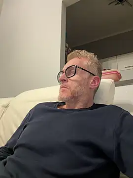 Axl hot online show from March 26, 6:46 pm