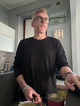 Axl hot online show from April 4, 9:29 am