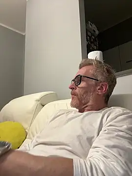 Axl hot online show from April 15, 11:05 pm