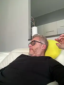 Axl hot online show from April 18, 12:20 pm