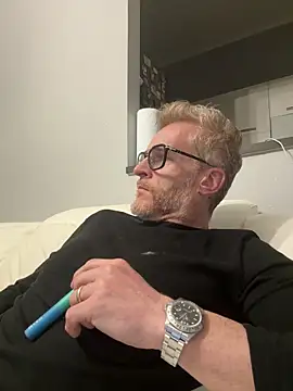 Axl hot online show from April 18, 9:04 pm