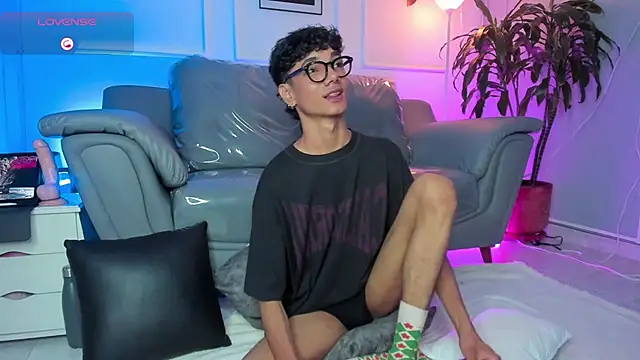 Snapshot of Phillicious__ chatting on March 29, 6:13 am Phillicious online show from March 29, 6:13 am