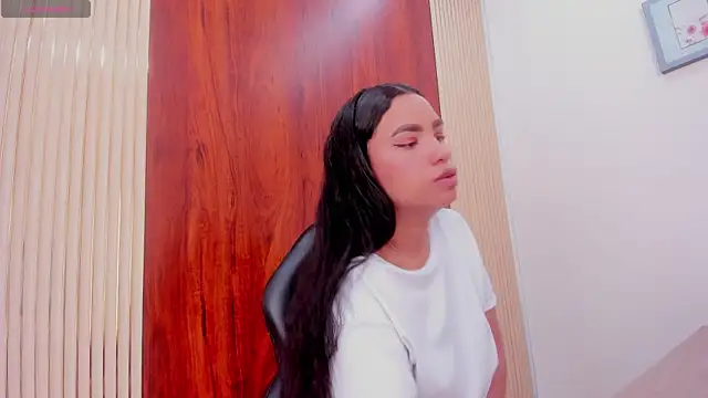 Snapshot of KhateAndersson chatting on January 7, 8:22 pm KhateAndersson online show from January 7, 8:22 pm