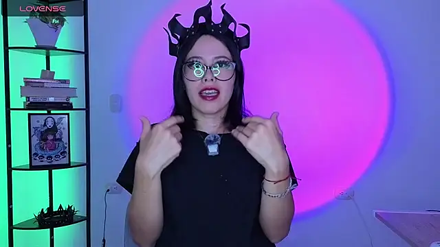 girldom online show from May 21, 4:47 pm