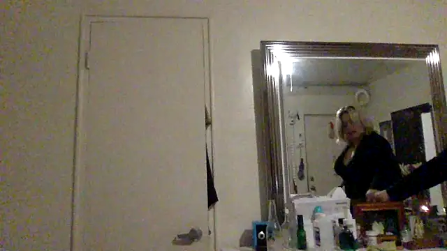 toomuchofafreak online show from March 17, 1:10 am