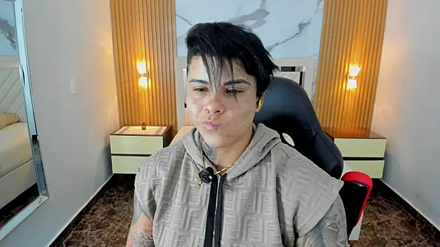 KAROLLJONES1 online show from June 5, 7:19 pm