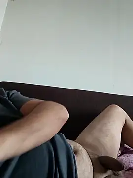 Snapshot of flr196 chatting on February 1, 8:13 am flr196 online show from February 1, 8:13 am