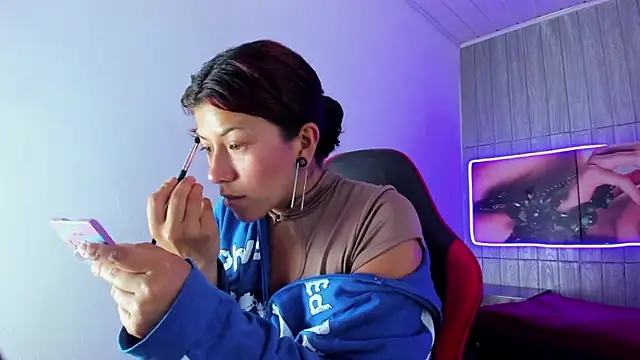 Snapshot of Raven_Rouge_ chatting on January 16, 7:51 pm Raven Rouge online show from January 16, 7:51 pm