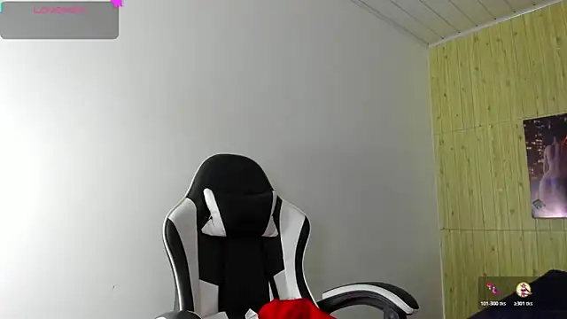 Snapshot of Raven_Rouge_ chatting on February 2, 8:40 pm Raven Rouge online show from February 2, 8:40 pm