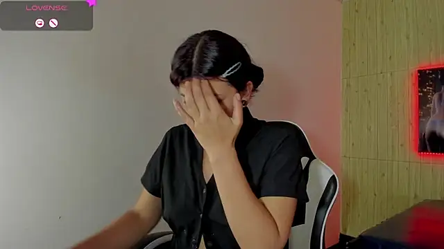 Snapshot of Raven_Rouge_ chatting on February 3, 8:25 pm Raven Rouge online show from February 3, 8:25 pm