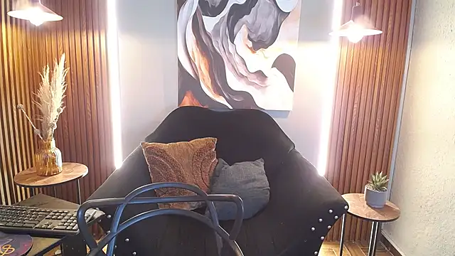 CurlyDani online show from April 7, 2:06 pm