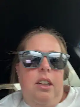 Snapshot of hornykitty1210 chatting on November 5, 8:09 pm hornykitty1210 online show from November 5, 8:09 pm