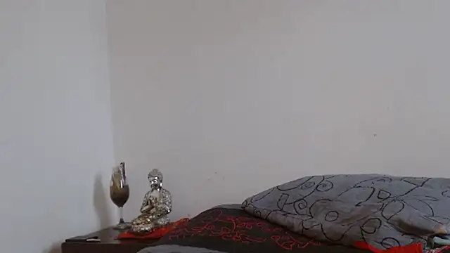 naiaratobon   online show from February 20, 8:42 pm