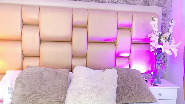 AngelaRoberts online show from April 4, 7:44 pm