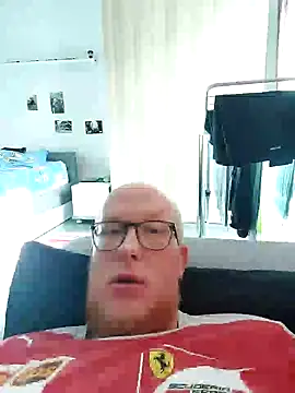 Snapshot of geilerd122 chatting on October 2, 12:23 pm geilerd122 online show from October 2, 12:23 pm