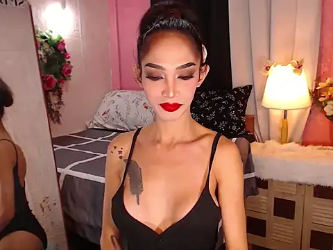 XXXQueenofTransXXX online show from February 4, 12:05 am