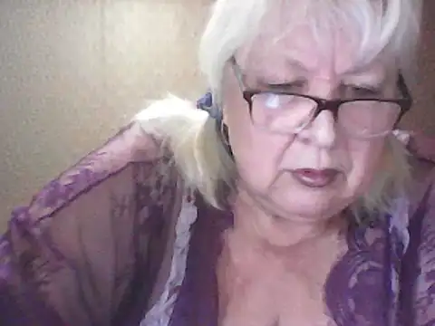Snapshot of Alexia64231 chatting on May 6, 10:48 pm Alexia64231 online show from May 6, 10:48 pm