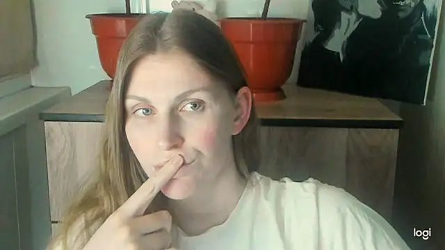 Snapshot of JuliaMuuun chatting on May 11, 9:45 pm JuliaMuuun online show from May 11, 9:45 pm