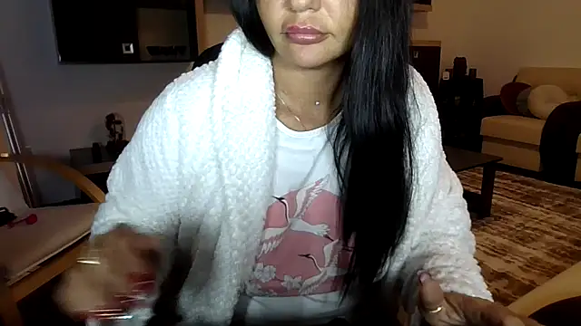 Snapshot of Ella_sweety00 chatting on May 6, 11:21 pm Ella sweety00 online show from May 6, 11:21 pm