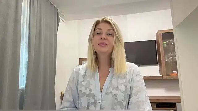 Blondie xoxoxo online show from October 1, 9:15 am