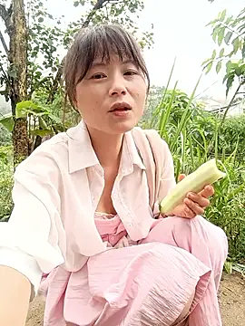 Snapshot of linda_bae00 chatting on May 19, 1:56 am linda bae00 online show from May 19, 1:56 am