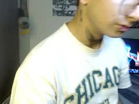 Snapshot of derek_devil24 chatting on June 15, 7:43 am derek devil24 online show from June 15, 7:43 am