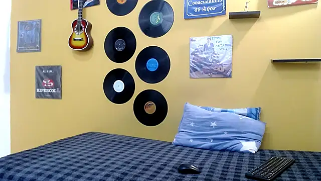 skinnyverus18 online show from April 8, 7:14 pm