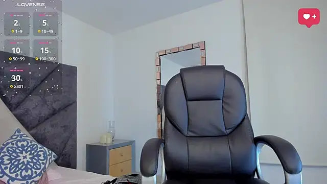 SaraWagner  online show from October 11, 12:10 am