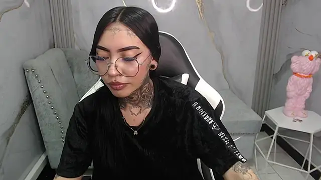 Snapshot of Ashley_Blum_v chatting on November 28, 8:11 pm Ashley Blum v online show from November 28, 8:11 pm
