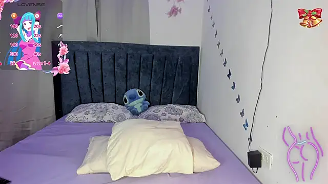 Snapshot of emmie_bunny chatting on December 16, 11:21 pm emmie bunny online show from December 16, 11:21 pm