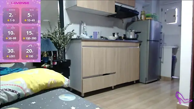 Snapshot of AllysonStonne chatting on June 21, 10:34 pm AllysonStonne online show from June 21, 10:34 pm