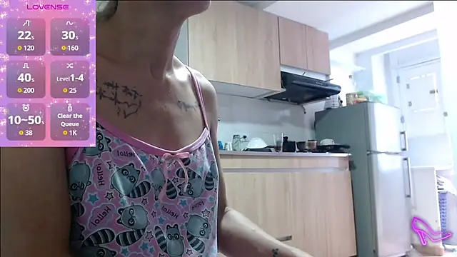 Snapshot of AllysonStonne chatting on June 30, 8:21 pm AllysonStonne online show from June 30, 8:21 pm