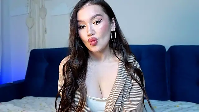 LexeeLuv online show from February 12, 8:15 pm