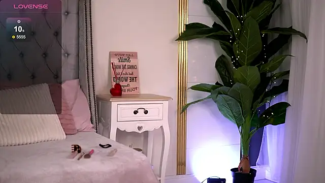 RebeccaRese online show from March 25, 9:04 am