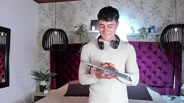 AustinJones  online show from February 18, 7:54 pm