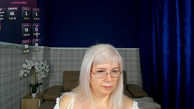 Hella Fabel online show from February 11, 1:10 am