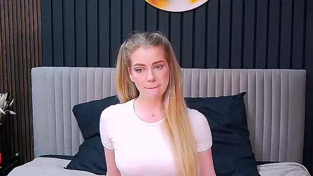 Snapshot of MilanaCeleste chatting on December 4, 5:21 pm MilanaCeleste online show from December 4, 5:21 pm