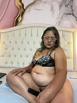 Snapshot of Lucy_Milf_474 chatting on June 16, 12:13 am Lucy Milf 474 online show from June 16, 12:13 am