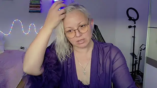 Linsy Kim online show from April 3, 5:00 pm