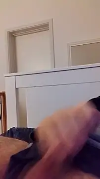 Snapshot of NewJoiner chatting on February 7, 10:24 pm NewJoiner online show from February 7, 10:24 pm