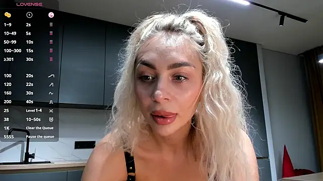 SaraShine  online show from December 14, 9:30 pm