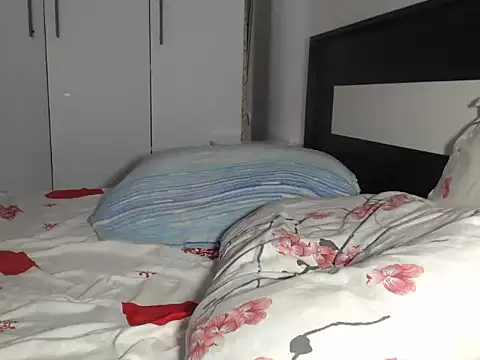 Snapshot of petite_danielle chatting on June 25, 7:57 am petite danielle online show from June 25, 7:57 am