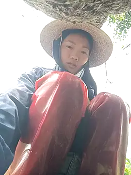 Snapshot of Ananine chatting on April 4, 6:11 am Ananine online show from April 4, 6:11 am