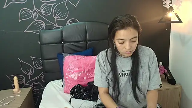 Snapshot of LiaMonroee_ chatting on December 16, 11:59 am LiaMonroee online show from December 16, 11:59 am