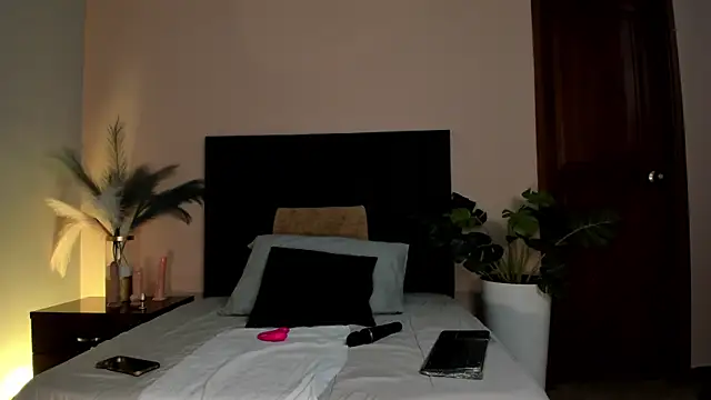 AmaraYasbel online show from April 14, 6:25 pm