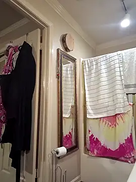 Snapshot of mresquared chatting on February 24, 10:19 pm mresquared online show from February 24, 10:19 pm