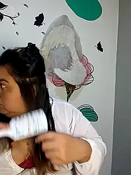 curvy diva  online show from December 16, 9:25 am