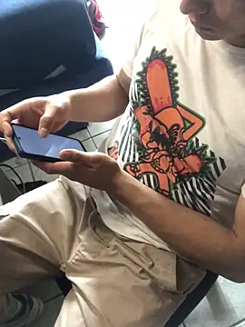 Snapshot of John_ZZ7 chatting on June 7, 9:40 pm John ZZ7 online show from June 7, 9:40 pm
