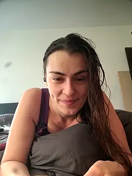 Carolinemiam online show from March 4, 9:15 am